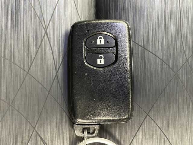 トヨタ アクア G ブラックソフトレザーセレ 千葉県 2017(平29)年 8.6万km ライムホワイトパールクリスタルシャイン 衝突軽減ブレーキ/レーンキープアシスト/純正SDナビ/社外フリップダウンモニター（ALPINE）/バックカメラ/CD/AM・FM/フルセグテレビ/Bluetooth/ドライブレコーダー（前後）/ビルトインETC/シートヒーター（前席）/フォグランプ/革巻きステアリング/ステアリングスイッチ/社外フロアマット/ドアバイザー/nanoe/純正15インチアルミホイール