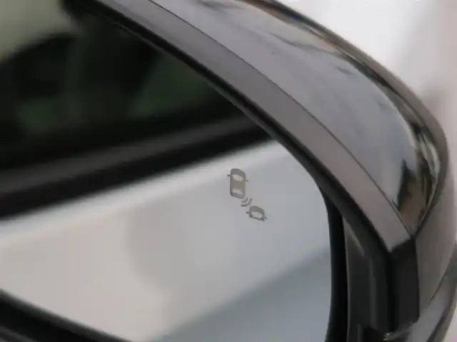 ホンダ ヴェゼル ハイブリッド e:HEV Z PLaYパッケージ 千葉県 2024(令6)年 0.9万km プレミアムサンライトホワイトパール パノラマルーフ/ホンダコネクトディスプレイ/ナビゲーション/フルセグTV/Bluetooth/AM/FM/USB/マルチビューカメラ/ホンダセンシング/BSI/ブラインドスポットインフォメーション/ハンズフリーアクセスパワーテールゲート/シートヒーター/ステアリングヒーター/ビルトインETC2.0/ハーフレザー/プレミアムオーディオ/純正18インチAW/レーダークルーズコントロール/パドルシフト/ワイヤレス充電/LEDヘッドライト/LEDフォグランプ/USB充電/スマートキー×2本/取説/保証書