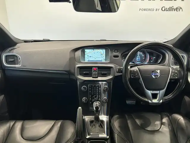 ボルボ Ｖ４０ T－5 Rデザイン 福岡県 2015(平27)年 5.6万km アイスホワイト 黒革　/ＡＣＣ／ＢＳＭ　/純正ナビ　/Ｂｌｕｅｔｏｏｔｈ　/バックカメラ　/メモリ付パワーシート　/前席シートヒーター　/パドルシフト　/スマートキー　/１８インチＡＤＶＡＮＲａｃｉｎｇ　/純正１８インチＡＷあり