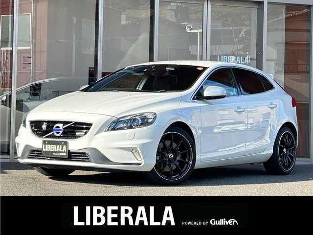 ボルボ Ｖ４０ T－5 Rデザイン 福岡県 2015(平27)年 5.6万km アイスホワイト 黒革　/ＡＣＣ／ＢＳＭ　/純正ナビ　/Ｂｌｕｅｔｏｏｔｈ　/バックカメラ　/メモリ付パワーシート　/前席シートヒーター　/パドルシフト　/スマートキー　/１８インチＡＤＶＡＮＲａｃｉｎｇ　/純正１８インチＡＷあり