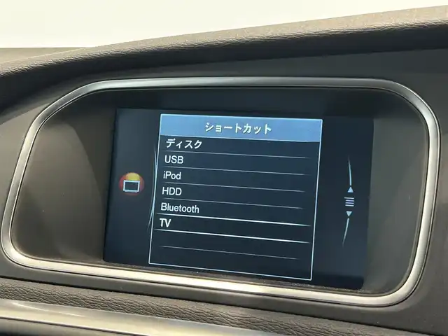 ボルボ Ｖ４０ T－5 Rデザイン 福岡県 2015(平27)年 5.6万km アイスホワイト 黒革　/ＡＣＣ／ＢＳＭ　/純正ナビ　/Ｂｌｕｅｔｏｏｔｈ　/バックカメラ　/メモリ付パワーシート　/前席シートヒーター　/パドルシフト　/スマートキー　/１８インチＡＤＶＡＮＲａｃｉｎｇ　/純正１８インチＡＷあり