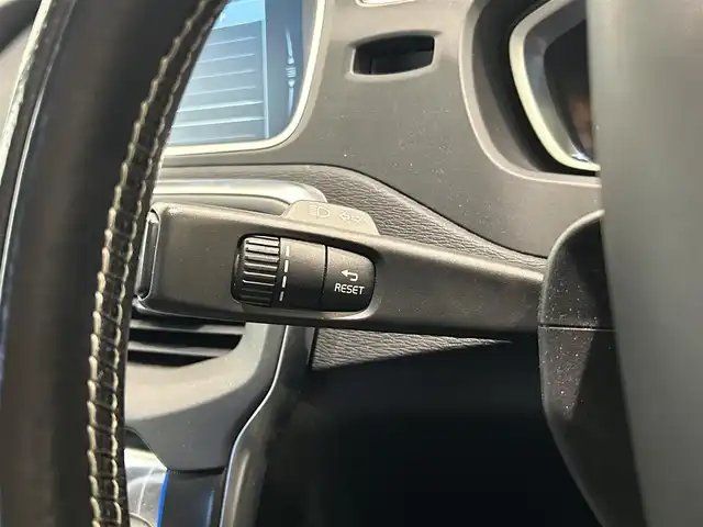 ボルボ Ｖ４０ T－5 Rデザイン 福岡県 2015(平27)年 5.6万km アイスホワイト 黒革　/ＡＣＣ／ＢＳＭ　/純正ナビ　/Ｂｌｕｅｔｏｏｔｈ　/バックカメラ　/メモリ付パワーシート　/前席シートヒーター　/パドルシフト　/スマートキー　/１８インチＡＤＶＡＮＲａｃｉｎｇ　/純正１８インチＡＷあり