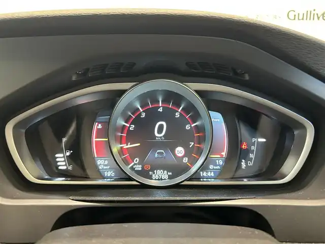ボルボ Ｖ４０ T－5 Rデザイン 福岡県 2015(平27)年 5.6万km アイスホワイト 黒革　/ＡＣＣ／ＢＳＭ　/純正ナビ　/Ｂｌｕｅｔｏｏｔｈ　/バックカメラ　/メモリ付パワーシート　/前席シートヒーター　/パドルシフト　/スマートキー　/１８インチＡＤＶＡＮＲａｃｉｎｇ　/純正１８インチＡＷあり
