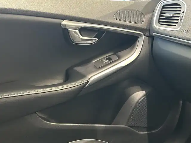 ボルボ Ｖ４０ T－5 Rデザイン 福岡県 2015(平27)年 5.6万km アイスホワイト 黒革　/ＡＣＣ／ＢＳＭ　/純正ナビ　/Ｂｌｕｅｔｏｏｔｈ　/バックカメラ　/メモリ付パワーシート　/前席シートヒーター　/パドルシフト　/スマートキー　/１８インチＡＤＶＡＮＲａｃｉｎｇ　/純正１８インチＡＷあり