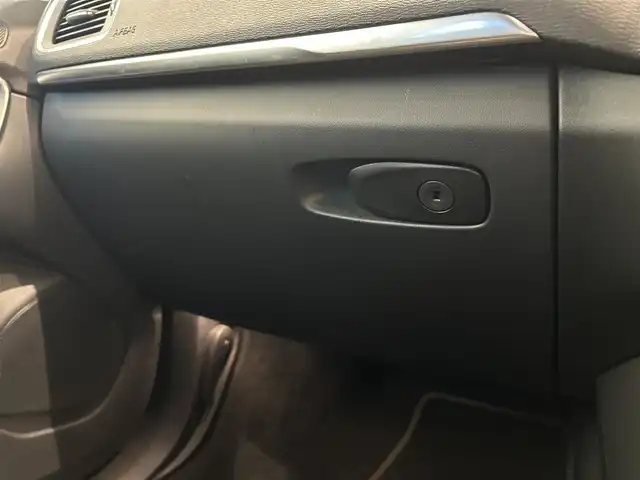 ボルボ Ｖ４０ T－5 Rデザイン 福岡県 2015(平27)年 5.6万km アイスホワイト 黒革　/ＡＣＣ／ＢＳＭ　/純正ナビ　/Ｂｌｕｅｔｏｏｔｈ　/バックカメラ　/メモリ付パワーシート　/前席シートヒーター　/パドルシフト　/スマートキー　/１８インチＡＤＶＡＮＲａｃｉｎｇ　/純正１８インチＡＷあり