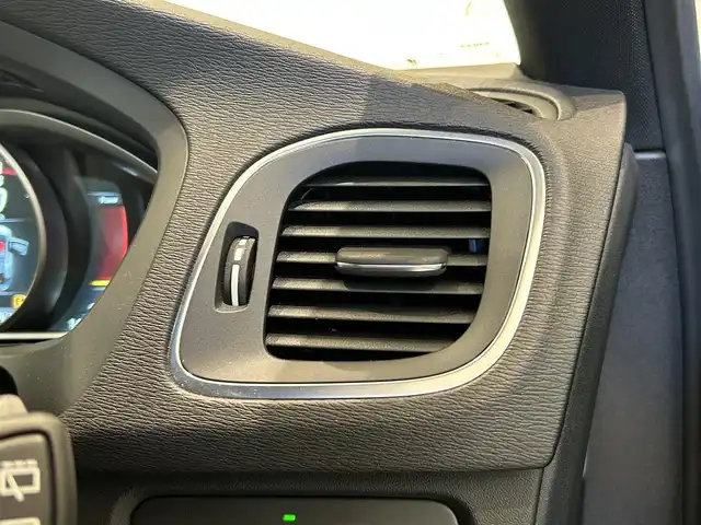 ボルボ Ｖ４０ T－5 Rデザイン 福岡県 2015(平27)年 5.6万km アイスホワイト 黒革　/ＡＣＣ／ＢＳＭ　/純正ナビ　/Ｂｌｕｅｔｏｏｔｈ　/バックカメラ　/メモリ付パワーシート　/前席シートヒーター　/パドルシフト　/スマートキー　/１８インチＡＤＶＡＮＲａｃｉｎｇ　/純正１８インチＡＷあり