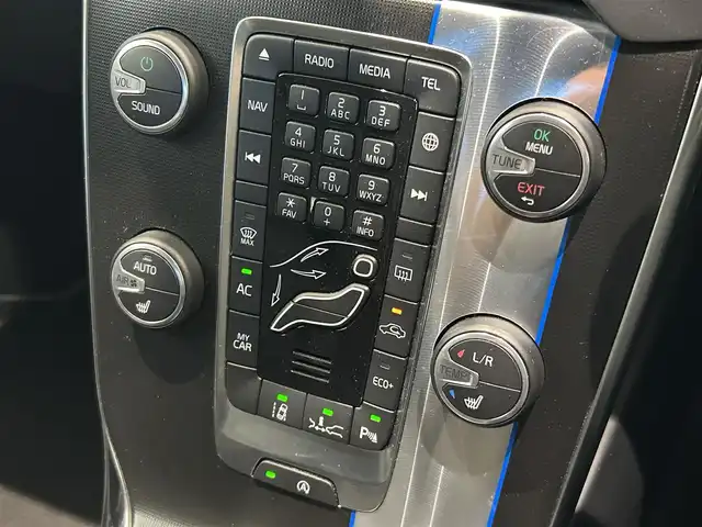 ボルボ Ｖ４０ T－5 Rデザイン 福岡県 2015(平27)年 5.6万km アイスホワイト 黒革　/ＡＣＣ／ＢＳＭ　/純正ナビ　/Ｂｌｕｅｔｏｏｔｈ　/バックカメラ　/メモリ付パワーシート　/前席シートヒーター　/パドルシフト　/スマートキー　/１８インチＡＤＶＡＮＲａｃｉｎｇ　/純正１８インチＡＷあり