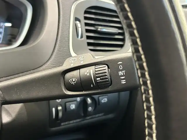 ボルボ Ｖ４０ T－5 Rデザイン 福岡県 2015(平27)年 5.6万km アイスホワイト 黒革　/ＡＣＣ／ＢＳＭ　/純正ナビ　/Ｂｌｕｅｔｏｏｔｈ　/バックカメラ　/メモリ付パワーシート　/前席シートヒーター　/パドルシフト　/スマートキー　/１８インチＡＤＶＡＮＲａｃｉｎｇ　/純正１８インチＡＷあり