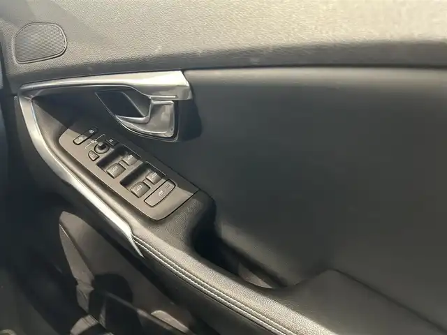 ボルボ Ｖ４０ T－5 Rデザイン 福岡県 2015(平27)年 5.6万km アイスホワイト 黒革　/ＡＣＣ／ＢＳＭ　/純正ナビ　/Ｂｌｕｅｔｏｏｔｈ　/バックカメラ　/メモリ付パワーシート　/前席シートヒーター　/パドルシフト　/スマートキー　/１８インチＡＤＶＡＮＲａｃｉｎｇ　/純正１８インチＡＷあり