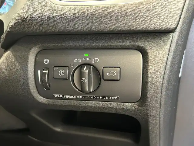 ボルボ Ｖ４０ T－5 Rデザイン 福岡県 2015(平27)年 5.6万km アイスホワイト 黒革　/ＡＣＣ／ＢＳＭ　/純正ナビ　/Ｂｌｕｅｔｏｏｔｈ　/バックカメラ　/メモリ付パワーシート　/前席シートヒーター　/パドルシフト　/スマートキー　/１８インチＡＤＶＡＮＲａｃｉｎｇ　/純正１８インチＡＷあり