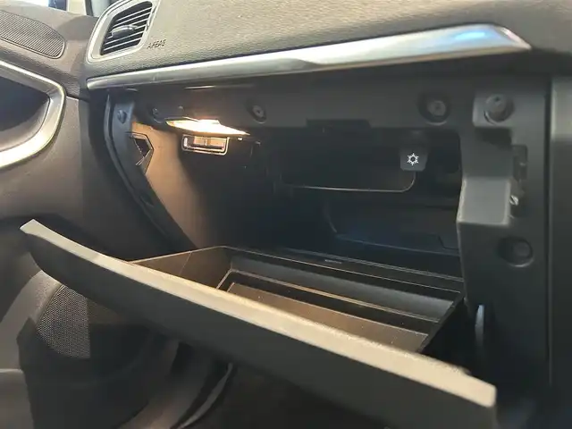 ボルボ Ｖ４０ T－5 Rデザイン 福岡県 2015(平27)年 5.6万km アイスホワイト 黒革　/ＡＣＣ／ＢＳＭ　/純正ナビ　/Ｂｌｕｅｔｏｏｔｈ　/バックカメラ　/メモリ付パワーシート　/前席シートヒーター　/パドルシフト　/スマートキー　/１８インチＡＤＶＡＮＲａｃｉｎｇ　/純正１８インチＡＷあり