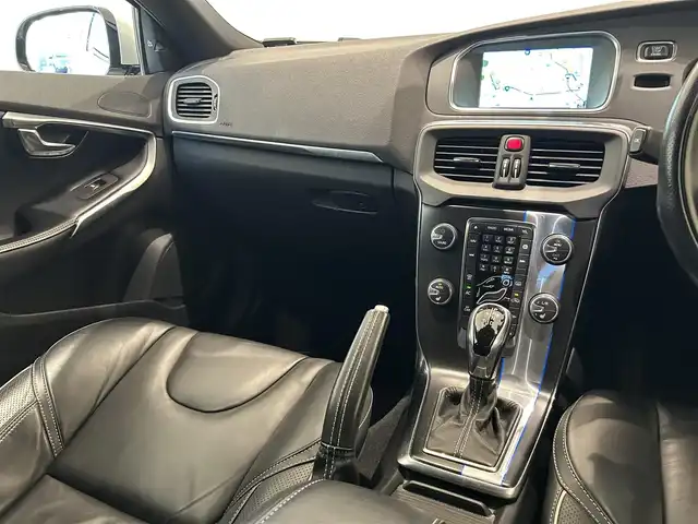 ボルボ Ｖ４０ T－5 Rデザイン 福岡県 2015(平27)年 5.6万km アイスホワイト 黒革　/ＡＣＣ／ＢＳＭ　/純正ナビ　/Ｂｌｕｅｔｏｏｔｈ　/バックカメラ　/メモリ付パワーシート　/前席シートヒーター　/パドルシフト　/スマートキー　/１８インチＡＤＶＡＮＲａｃｉｎｇ　/純正１８インチＡＷあり