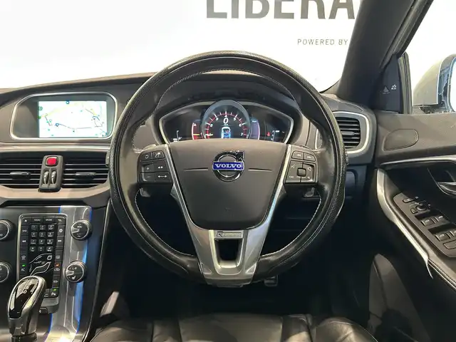 ボルボ Ｖ４０ T－5 Rデザイン 福岡県 2015(平27)年 5.6万km アイスホワイト 黒革　/ＡＣＣ／ＢＳＭ　/純正ナビ　/Ｂｌｕｅｔｏｏｔｈ　/バックカメラ　/メモリ付パワーシート　/前席シートヒーター　/パドルシフト　/スマートキー　/１８インチＡＤＶＡＮＲａｃｉｎｇ　/純正１８インチＡＷあり
