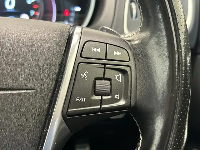 ボルボ Ｖ４０ T－5 Rデザイン 福岡県 2015(平27)年 5.6万km アイスホワイト 黒革　/ＡＣＣ／ＢＳＭ　/純正ナビ　/Ｂｌｕｅｔｏｏｔｈ　/バックカメラ　/メモリ付パワーシート　/前席シートヒーター　/パドルシフト　/スマートキー　/１８インチＡＤＶＡＮＲａｃｉｎｇ　/純正１８インチＡＷあり