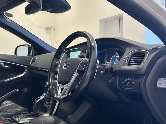 ボルボ Ｖ４０ T－5 Rデザイン 福岡県 2015(平27)年 5.6万km アイスホワイト 黒革　/ＡＣＣ／ＢＳＭ　/純正ナビ　/Ｂｌｕｅｔｏｏｔｈ　/バックカメラ　/メモリ付パワーシート　/前席シートヒーター　/パドルシフト　/スマートキー　/１８インチＡＤＶＡＮＲａｃｉｎｇ　/純正１８インチＡＷあり