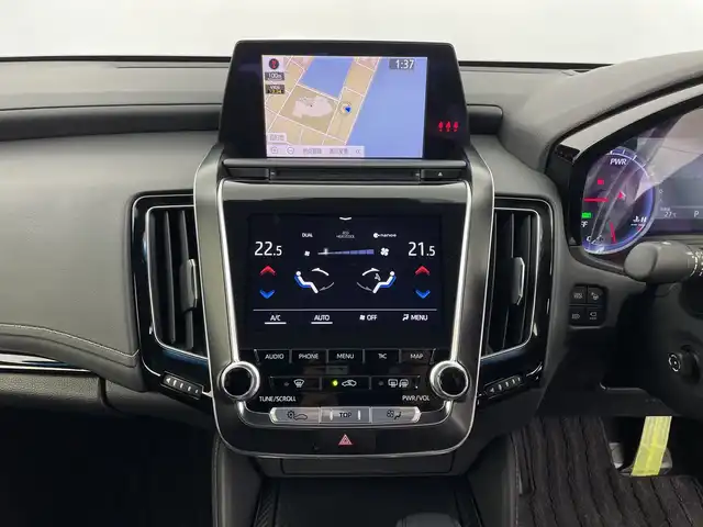 トヨタ クラウン ハイブリッド RS アドバンス 鹿児島県 2019(平31)年 5.8万km シルバーM サンルーフ/純正ナビ/(フルセグ BT Miracast USB CD DVD FM AM）/ETC/ドライブレコーダー(ZDR035)/パノラミックビューモニター/トヨタセーフティセンス/・衝突被害軽減ブレーキ (プリクラッシュセーフティ)																									/・ハンドル操作サポート (レーントレーシングアシスト)																									/・追従ドライブ支援機能 (レーダークルーズコントロール)																									/・車線はみ出しアラート (レーンディパーチャーアラート)																									/・自動ハイビーム (オートマチックハイビーム)																									/パーキングアシスト/メモリ付パワーシート/レザーシート/シートヒーター/シートベンチレーション/パドルシフト/スマートキー/プッシュスタート/ＬＥＤヘッドライト/オートライト/電動格納ウインカーミラー/純正フロアマット/純正18インチアルミホイール