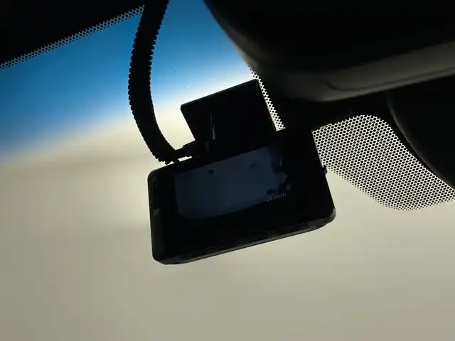 トヨタ クラウン ハイブリッド RS アドバンス 鹿児島県 2019(平31)年 5.8万km シルバーM サンルーフ/純正ナビ/(フルセグ BT Miracast USB CD DVD FM AM）/ETC/ドライブレコーダー(ZDR035)/パノラミックビューモニター/トヨタセーフティセンス/・衝突被害軽減ブレーキ (プリクラッシュセーフティ)																									/・ハンドル操作サポート (レーントレーシングアシスト)																									/・追従ドライブ支援機能 (レーダークルーズコントロール)																									/・車線はみ出しアラート (レーンディパーチャーアラート)																									/・自動ハイビーム (オートマチックハイビーム)																									/パーキングアシスト/メモリ付パワーシート/レザーシート/シートヒーター/シートベンチレーション/パドルシフト/スマートキー/プッシュスタート/ＬＥＤヘッドライト/オートライト/電動格納ウインカーミラー/純正フロアマット/純正18インチアルミホイール
