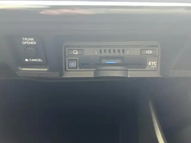 トヨタ クラウン ハイブリッド RS アドバンス 広島県 2019(平31)年 5.8万km シルバーM サンルーフ/純正ナビ　/　「Bluetooth/フルセグ/CD/DVD」　/全方位カメラ　/クリアランスソナー/シートヒーター　/ブラインドスポットモニター　/レーダークルーズコントロール/ヘッドアップディスプレイ　/ステアリングヒーター　/シートメモリ　/本革シート/パドルシフト　/前席パワーシート　/ＥＴＣ/前後ドライブレコーダー/オートマチックハイビーム/LEDヘッドライト（AUTO機能付き）/衝突軽減ブレーキシステム/車線逸脱防止システム/横滑り防止装置/スマートキー/プッシュスタート/ナビ取扱説明書/保証書/取扱説明書