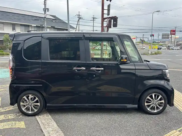 ホンダ Ｎ ＢＯＸ カスタム L 京都府 2021(令3)年 5.8万km クリスタルブラックパール ・7インチSDナビ(CN-E300D)/　ワンセグ/　バックカメラ/　CD再生/　Bluetooth/・USBポート/・ステアリングスイッチ/・クルコン/・パーキングセンサー/・横滑り防止機能/・車線逸脱警告/・衝突軽減システム/・ECONモード/・片側パワースライドドア/・純正14インチAW/・純正マット/・純正バイザー/・ETC/・取説/保証書/・スペアキー