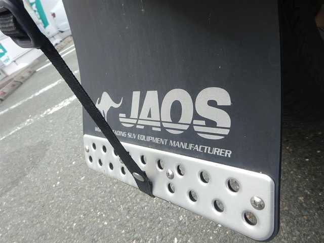 スズキ ジムニー シエラ JC 静岡県 2023(令5)年 2.5万km ピュアホワイトP ワンオーナー/禁煙車/柿本　改マフラー/carrozzeria9型サイバーナビ/（CD/DVD/BT/SD/USB/HDMI/フルセグTV)/carrozzeria スピーカー/ナビ連動前後ドライブレコーダー/バックカメラ/ステアリングリモコン/セーフティサポート/・デュアルセンサーブレーキサポート/・誤発進抑制機能/・車線逸脱警報機能/・ふらつき警報機能/・先行車発進お知らせ機能/・標識認識機能/・ハイビームアシスト/運転席・助手席シートヒーター/プッシュスタート・スマートキー/JAOS マッドガード　フロント・リアセット/バルカン　ファイバーLEDテールランプ/MUD FACTORY ワイドバイザー/運転席・助手席ドリンクホルダー/社外牽引フック/電動格納ミラー/ビルトインETC2.0/YOKOHAMA GEOLANDAR タイヤ/スペアキー/保証書・取扱説明書