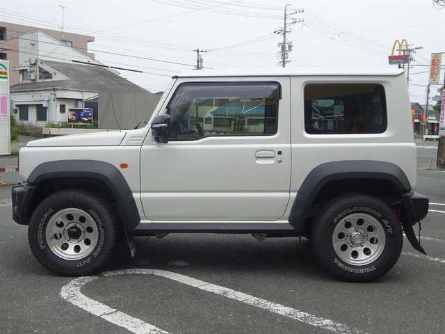 スズキ ジムニー シエラ JC 静岡県 2023(令5)年 2.5万km ピュアホワイトP ワンオーナー/禁煙車/柿本　改マフラー/carrozzeria9型サイバーナビ/（CD/DVD/BT/SD/USB/HDMI/フルセグTV)/carrozzeria スピーカー/ナビ連動前後ドライブレコーダー/バックカメラ/ステアリングリモコン/セーフティサポート/・デュアルセンサーブレーキサポート/・誤発進抑制機能/・車線逸脱警報機能/・ふらつき警報機能/・先行車発進お知らせ機能/・標識認識機能/・ハイビームアシスト/運転席・助手席シートヒーター/プッシュスタート・スマートキー/JAOS マッドガード　フロント・リアセット/バルカン　ファイバーLEDテールランプ/MUD FACTORY ワイドバイザー/運転席・助手席ドリンクホルダー/社外牽引フック/電動格納ミラー/ビルトインETC2.0/YOKOHAMA GEOLANDAR タイヤ/スペアキー/保証書・取扱説明書