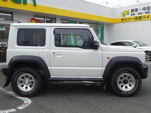 スズキ ジムニー シエラ JC 静岡県 2023(令5)年 2.5万km ピュアホワイトP ワンオーナー/禁煙車/柿本　改マフラー/carrozzeria9型サイバーナビ/（CD/DVD/BT/SD/USB/HDMI/フルセグTV)/carrozzeria スピーカー/ナビ連動前後ドライブレコーダー/バックカメラ/ステアリングリモコン/セーフティサポート/・デュアルセンサーブレーキサポート/・誤発進抑制機能/・車線逸脱警報機能/・ふらつき警報機能/・先行車発進お知らせ機能/・標識認識機能/・ハイビームアシスト/運転席・助手席シートヒーター/プッシュスタート・スマートキー/JAOS マッドガード　フロント・リアセット/バルカン　ファイバーLEDテールランプ/MUD FACTORY ワイドバイザー/運転席・助手席ドリンクホルダー/社外牽引フック/電動格納ミラー/ビルトインETC2.0/YOKOHAMA GEOLANDAR タイヤ/スペアキー/保証書・取扱説明書