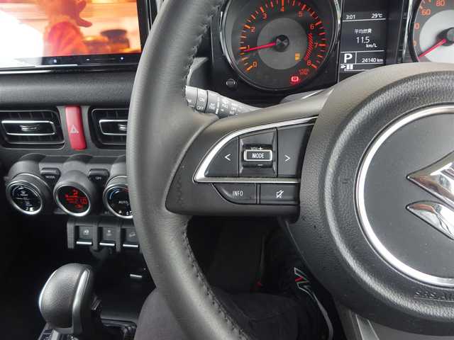 スズキ ジムニー シエラ JC 静岡県 2023(令5)年 2.5万km ピュアホワイトP ワンオーナー/禁煙車/柿本　改マフラー/carrozzeria9型サイバーナビ/（CD/DVD/BT/SD/USB/HDMI/フルセグTV)/carrozzeria スピーカー/ナビ連動前後ドライブレコーダー/バックカメラ/ステアリングリモコン/セーフティサポート/・デュアルセンサーブレーキサポート/・誤発進抑制機能/・車線逸脱警報機能/・ふらつき警報機能/・先行車発進お知らせ機能/・標識認識機能/・ハイビームアシスト/運転席・助手席シートヒーター/プッシュスタート・スマートキー/JAOS マッドガード　フロント・リアセット/バルカン　ファイバーLEDテールランプ/MUD FACTORY ワイドバイザー/運転席・助手席ドリンクホルダー/社外牽引フック/電動格納ミラー/ビルトインETC2.0/YOKOHAMA GEOLANDAR タイヤ/スペアキー/保証書・取扱説明書