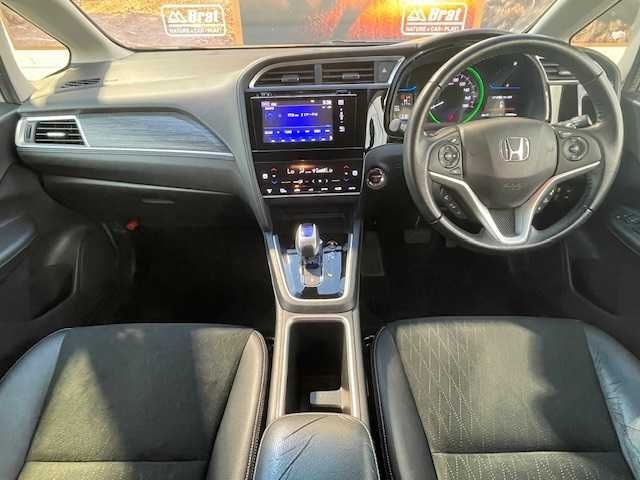 ホンダ シャトル ハイブリッド Z 愛知県 2015(平27)年 7.9万km ホワイトオーキッドパール ナビ　/フルセグＴＶ　/バックカメラ　/ビルトインＥＴＣ　/シートヒーター　/パドルシフト　/ＬＥＤヘッドライト　/オートライト　/プッシュスタート　/スマートキー