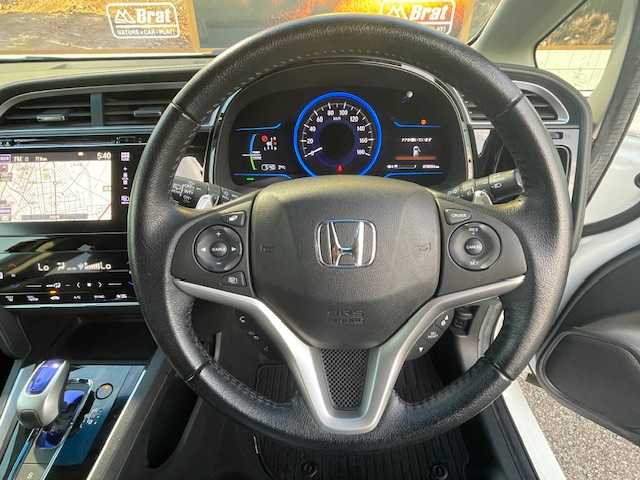 ホンダ シャトル ハイブリッド Z 愛知県 2015(平27)年 7.9万km ホワイトオーキッドパール ナビ　/フルセグＴＶ　/バックカメラ　/ビルトインＥＴＣ　/シートヒーター　/パドルシフト　/ＬＥＤヘッドライト　/オートライト　/プッシュスタート　/スマートキー