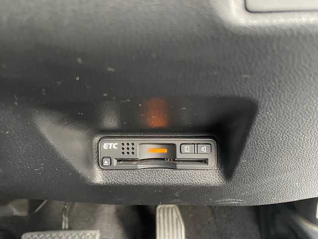 ホンダ シャトル ハイブリッド Z 愛知県 2015(平27)年 7.9万km ホワイトオーキッドパール ナビ　/フルセグＴＶ　/バックカメラ　/ビルトインＥＴＣ　/シートヒーター　/パドルシフト　/ＬＥＤヘッドライト　/オートライト　/プッシュスタート　/スマートキー