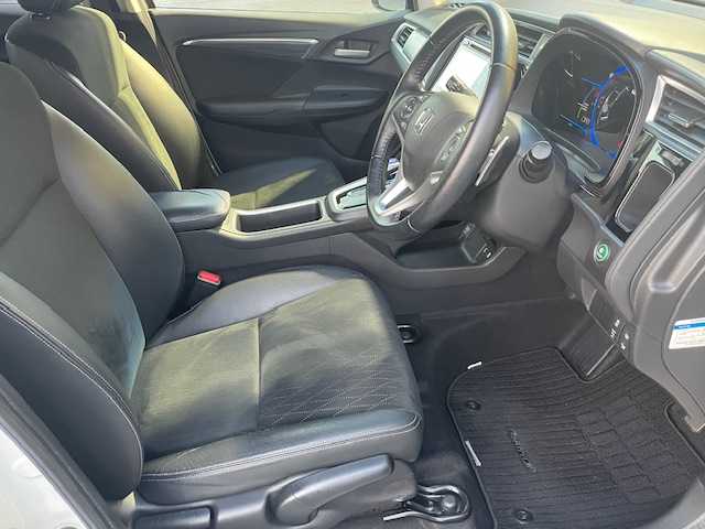 ホンダ シャトル ハイブリッド Z 愛知県 2015(平27)年 7.9万km ホワイトオーキッドパール ナビ　/フルセグＴＶ　/バックカメラ　/ビルトインＥＴＣ　/シートヒーター　/パドルシフト　/ＬＥＤヘッドライト　/オートライト　/プッシュスタート　/スマートキー