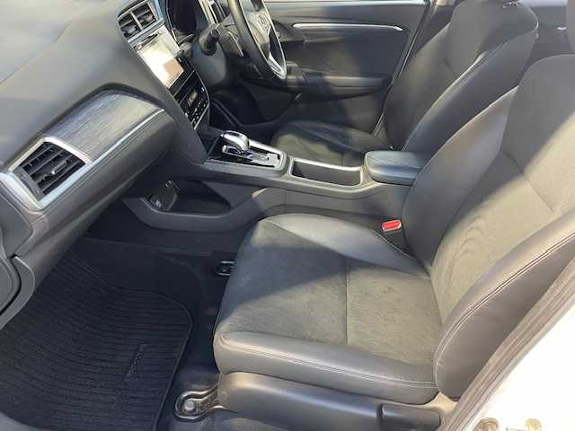 ホンダ シャトル ハイブリッド Z 愛知県 2015(平27)年 7.9万km ホワイトオーキッドパール ナビ　/フルセグＴＶ　/バックカメラ　/ビルトインＥＴＣ　/シートヒーター　/パドルシフト　/ＬＥＤヘッドライト　/オートライト　/プッシュスタート　/スマートキー