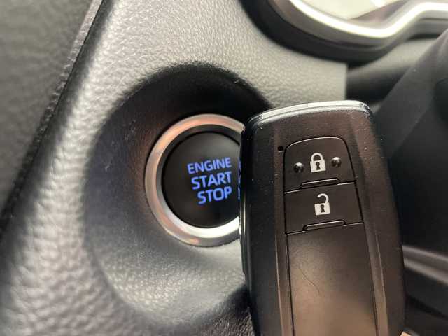 トヨタ カローラ クロス G 愛知県 2023(令5)年 2.4万km センシュアルレッドマイカ 純正ディズプレイオーディオ　ナビ機能なし/バックカメラ/アップルカープレイ/衝突軽減システム/レーダークルーズコントロール/オートホールド/本革ステアリング/LEDヘッドライト/ステアリングスイッチ/スマートキー/プッシュスタート