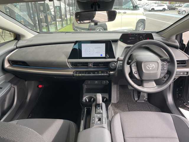 トヨタ プリウス U 愛知県 2023(令5)年 1.1万km アティチュードブラックマイカ トヨタセーフティセンス/純正12.3型ディスプレイオーディオ　ナビ機能なし/レーダークルーズコントロール/シートヒーター/バックカメラ/コーナーセンサー/ETC2.0/LEDヘッドライト/レーンキープアシスト/オートマチックハイビーム/衝突軽減システム/フルセグ/Bluetooth/ステアリングスイッチ/スマートキー/プッシュスタート