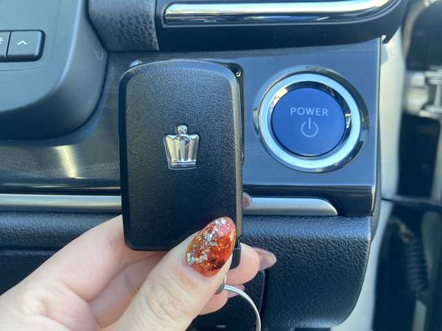 トヨタ クラウン ハイブリッド アスリートG 岐阜県 2013(平25)年 6万km プレシャスシルバー 登録時走行距離：60002km/ワンオーナー/純正ナビ/バックカメラ/フルセグテレビ・Bluetooth・CD/クルーズコントロール/ドライブレコーダー/パワーシート/LEDヘッドライト/フォグライト/オートライト/オートマチックハイビーム/純正フロアマット/純正１７インチアルミホイール/保証書/取扱説明書/スペアキー×２本