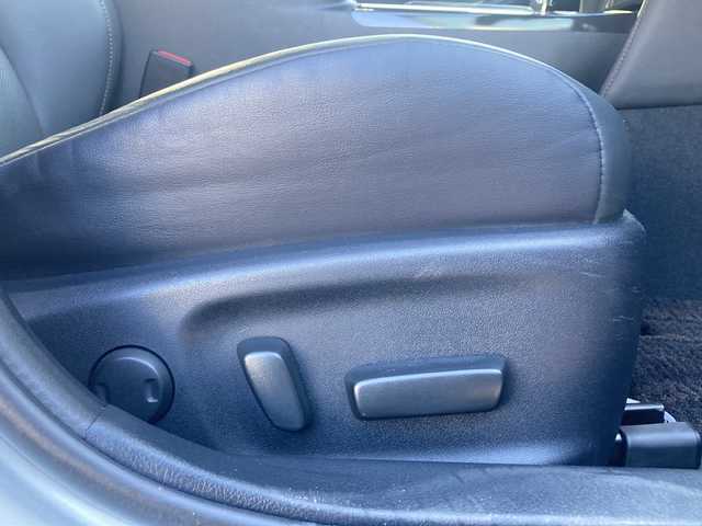 トヨタ クラウン ハイブリッド アスリートG 岐阜県 2013(平25)年 6万km プレシャスシルバー 登録時走行距離：60002km/ワンオーナー/純正ナビ/バックカメラ/フルセグテレビ・Bluetooth・CD/クルーズコントロール/ドライブレコーダー/パワーシート/LEDヘッドライト/フォグライト/オートライト/オートマチックハイビーム/純正フロアマット/純正１７インチアルミホイール/保証書/取扱説明書/スペアキー×２本