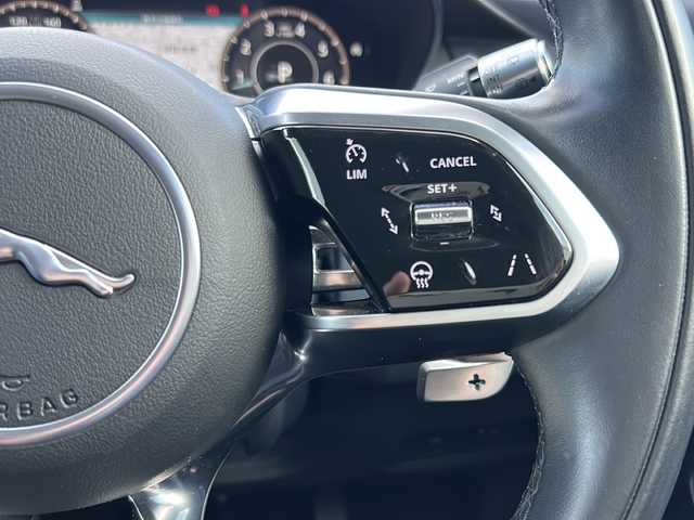 ジャガー ジャガー Ｅペース SE P200 栃木県 2021(令3)年 5.2万km フジホワイト ワンオーナー/純正メモリナビ/・Bluetooth USB/・アラウンドビューモニター/追従式クルーズコントロール/ドアバイザー/パドルシフト/ドライブレコーダー/レザーシート/パワーシート/シートヒーター/純正18インチアルミホイール/衝突被害軽減システム/コーナーセンサー/LEDヘッドライト/オートライト/取扱説明書/保証書