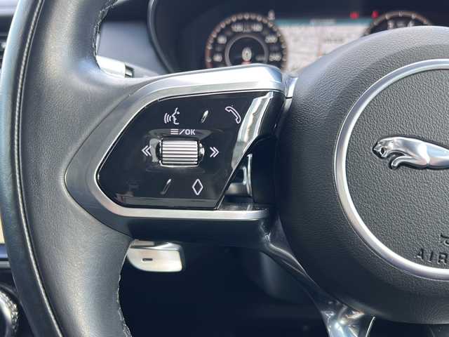 ジャガー ジャガー Ｅペース SE P200 栃木県 2021(令3)年 5.2万km フジホワイト ワンオーナー/純正メモリナビ/・Bluetooth USB/・アラウンドビューモニター/追従式クルーズコントロール/ドアバイザー/パドルシフト/ドライブレコーダー/レザーシート/パワーシート/シートヒーター/純正18インチアルミホイール/衝突被害軽減システム/コーナーセンサー/LEDヘッドライト/オートライト/取扱説明書/保証書