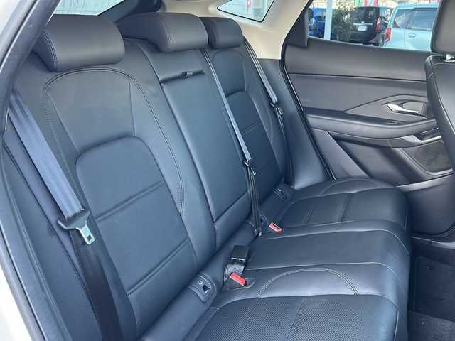 ジャガー ジャガー Ｅペース SE P200 栃木県 2021(令3)年 5.2万km フジホワイト ワンオーナー/純正メモリナビ/・Bluetooth USB/・アラウンドビューモニター/追従式クルーズコントロール/ドアバイザー/パドルシフト/ドライブレコーダー/レザーシート/パワーシート/シートヒーター/純正18インチアルミホイール/衝突被害軽減システム/コーナーセンサー/LEDヘッドライト/オートライト/取扱説明書/保証書