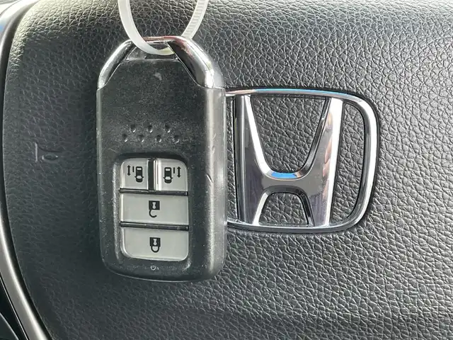 ホンダ オデッセイ アブソルート・EXホンダセンジング 東京都 2018(平30)年 6.4万km プラチナホワイトパール 純正９インチナビ/後席１１．６インチフリップダウンモニター/全周囲カメラ/スマートパーキングアシスト/両側パワースライド/ホンダセンシング/・衝突軽減ブレーキ/・アダプティブクルーズコントロール/・車線維持支援システム/・誤発進抑制機能/ブラインドスポットモニター/ビルトインＥＴＣ２．０/ハーフレザーシート/パドルシフト/前後ドライブレコーダー/360°ドライブレコーダー/純正18インチAW/純正フロアマット/スマートキー×2/保証書/取扱説明書