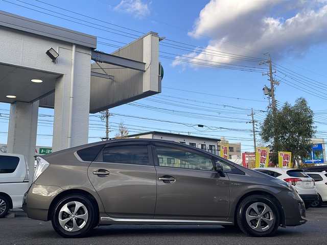 トヨタ プリウス S　マイコーデ 愛知県 2012(平24)年 17.4万km ブロンズマイカメタリック /ワンオーナー//禁煙車//保証書//記録簿//取扱説明書//スペアキー（1本）//純正ディーラーナビ//フルセグテレビ//AUDIO（AM・FM・CD・DVD・Bluetooth)//バックカメラ//アイドリングストップ//プッシュスタート//純正ドアバイザー//純正フロアマット//ETC//ISOFIX//ステアリングスイッチ//電格格納ミラー//ステアリングテレスコピック機構//ステアリングチルト機構//UVカットガラス//プライバシーガラス//盗難防止システム//衝突安全ボディー//トラクションコントロール//ステアリング協調車両安定性制御システム