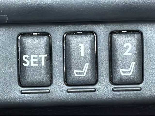 スバル レヴォーグ 1．6GT アイサイト 広島県 2017(平29)年 3.5万km ダークグレーメタリック OP黒革シート/純正8型ナビ/フロント/サイド/バックカメラ/パワーシート/ポジションメモリー/シートヒーター/アイサイト/・デジタルインナーミラー/・ブラインドスポットモニター/・プリクラッシュブレーキ/・レーンキープアシスト/・ハイビームアシスト/・レーダークルーズコントロール/・誤発進抑制機能/電動パーキングブレーキ/オートブレーキホールド/パドルシフト/LEDヘッドランプ/純正17インチAW/ETC/ドライブレコーダー