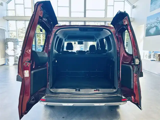 ルノー ルノー カングー ヴァリエテ 大阪府 2024(令6)年 0.9万km ワイン 150台限定車/ワンオーナー/純正ディスプレイオーディオ/applecarplay/バックカメラ/ACC/ブラインドスポット/LEDヘッドライト/クリアランスソナー/ワイヤレス充電/ハーフ革/ルーフレール/スマートキー/ETC/ドラレコ