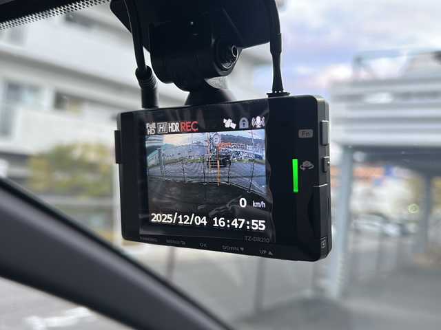 トヨタ ヴェルファイア ハイブリット Z プレミア 広島県 2024(令6)年 0.9万km プラチナホワイトパールマイカ 禁煙/左右独立ムーンルーフ/トヨタチームメイト/・アドバンストパーク/・パーキングサポートブレーキ/・アドバンストドライブ/・緊急時操舵支援/・フロントクロストラフィックアラート/・レーンチェンジアシスト/・ドライバーモニターカメラ/セーフティセンス/・プリクラッシュセーフティ/・レーントレーシングアシスト/・レーダークルーズコントロール/・アダプティブハイビーム/・ロードサインアシスト/・ドライバー異常時対応/・プロアクティブドライビングアシスト/・発進遅れ告知機能/BSM/パーキングサポートブレーキ/デジタルインナーミラー/純正14インチディスプレイ/ナビ/・地デジTV/・ETC2.0/パノラミックビューモニター/フリップダウンモニター（V12T-R72C）/HUD/両側パワースライドドア/パワーバックドア/シートヒーター/ベンチレーション/パワーシート/メモリーシート/ステアリングヒーター/ドライブレコーダー（TZ-DR210）/おくだけ充電/フロアマット/ドアバイザー/AC100V1500W/スペアタイヤ