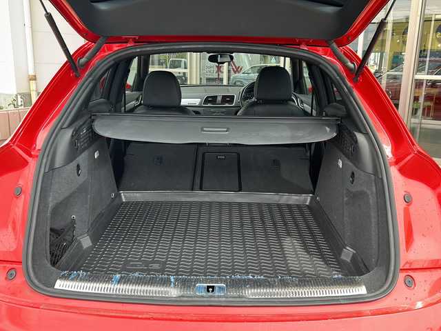 アウディ Ｑ３ 2．0 TFSI クワトロ 180PS 静岡県 2016(平28)年 11.8万km ミサノレッドパールエフェクト 主要装備/・プッシュスタート/・ETC車載器/・前後コーナーセンサー/・前席パワーシート/・ルーフレール/・純正18インチAW/・純正フロアマット/・オートライト/・LEDヘッドライト/・スペアキー/・ステアリングスイッチ
