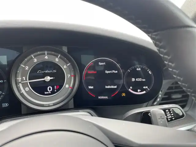 ポルシェ ポルシェ ９１１ ターボS 東京都 2022(令4)年 1.9万km ピュアホワイト フロントリフター/ＰＣＣＢ/ＰＤＣＣ/ＰＡＳＭ/ＡＣＣ/ＢＯＳＥ/黒革シート/エギゾースト/エントリー&ドライブ/マトリクスＬＥＤ/アルカンルーフ/サンルーフ/スポーツクロノパッケージ/ＡｐｐｌｅＣａｒＰｌａｙ／ＡｎｄｒｏｉｄＡｕｔｏ