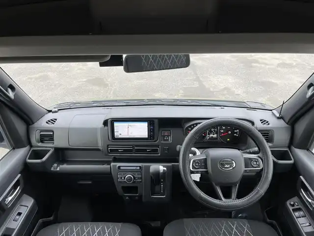 ダイハツ アトレー バン RS 道央・札幌 2023(令5)年 0.3万km オフビートカーキM ４WD/社外メモリーナビ/CD/DVD/BT/フルセグ/衝突被害軽減ブレーキ/横滑り防止装置/レーダークルーズコントロール/レーンキープアシスト/クリアランスソナー/バックカメラ/ドライブレコーダー/アイドリングストップ/両側パワースライドドア/ステアリングリモコン/リアスポイラー/プッシュスタート/スマートキー/LEDヘッドライト/オートライト/オートハイビーム/フォグランプ/電動格納ミラー/ウィンカーミラー/純正フロアマット/ドアバイザー/スペアキー/社外エンジンスターター/鉄チンホイール付冬タイヤ積込/（純正ホイールキャップ付）/145/80/R12/2023年/山8mm