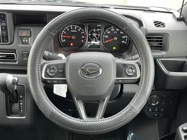ダイハツ アトレー バン RS 道央・札幌 2023(令5)年 0.3万km オフビートカーキM ４WD/社外メモリーナビ/CD/DVD/BT/フルセグ/衝突被害軽減ブレーキ/横滑り防止装置/レーダークルーズコントロール/レーンキープアシスト/クリアランスソナー/バックカメラ/ドライブレコーダー/アイドリングストップ/両側パワースライドドア/ステアリングリモコン/リアスポイラー/プッシュスタート/スマートキー/LEDヘッドライト/オートライト/オートハイビーム/フォグランプ/電動格納ミラー/ウィンカーミラー/純正フロアマット/ドアバイザー/スペアキー/社外エンジンスターター/鉄チンホイール付冬タイヤ積込/（純正ホイールキャップ付）/145/80/R12/2023年/山8mm