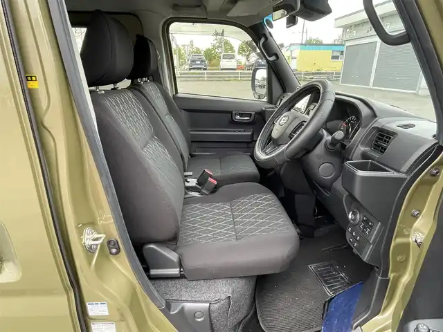 ダイハツ アトレー バン RS 道央・札幌 2023(令5)年 0.3万km オフビートカーキM ４WD/社外メモリーナビ/CD/DVD/BT/フルセグ/衝突被害軽減ブレーキ/横滑り防止装置/レーダークルーズコントロール/レーンキープアシスト/クリアランスソナー/バックカメラ/ドライブレコーダー/アイドリングストップ/両側パワースライドドア/ステアリングリモコン/リアスポイラー/プッシュスタート/スマートキー/LEDヘッドライト/オートライト/オートハイビーム/フォグランプ/電動格納ミラー/ウィンカーミラー/純正フロアマット/ドアバイザー/スペアキー/社外エンジンスターター/鉄チンホイール付冬タイヤ積込/（純正ホイールキャップ付）/145/80/R12/2023年/山8mm