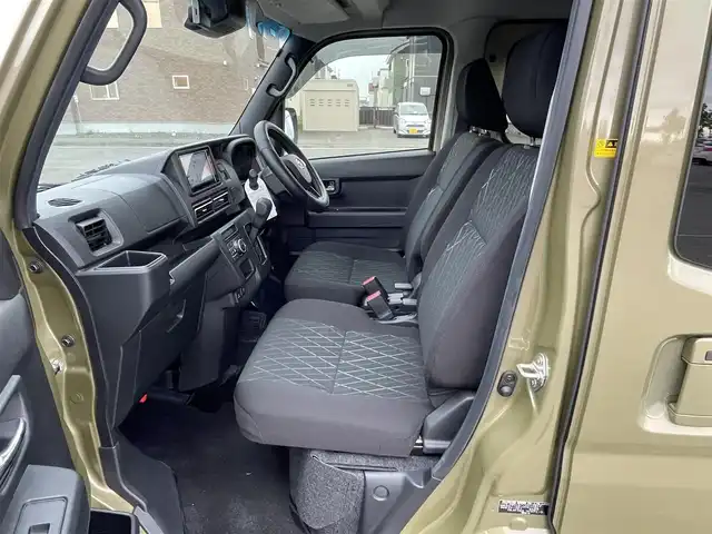 ダイハツ アトレー バン RS 道央・札幌 2023(令5)年 0.3万km オフビートカーキM ４WD/社外メモリーナビ/CD/DVD/BT/フルセグ/衝突被害軽減ブレーキ/横滑り防止装置/レーダークルーズコントロール/レーンキープアシスト/クリアランスソナー/バックカメラ/ドライブレコーダー/アイドリングストップ/両側パワースライドドア/ステアリングリモコン/リアスポイラー/プッシュスタート/スマートキー/LEDヘッドライト/オートライト/オートハイビーム/フォグランプ/電動格納ミラー/ウィンカーミラー/純正フロアマット/ドアバイザー/スペアキー/社外エンジンスターター/鉄チンホイール付冬タイヤ積込/（純正ホイールキャップ付）/145/80/R12/2023年/山8mm